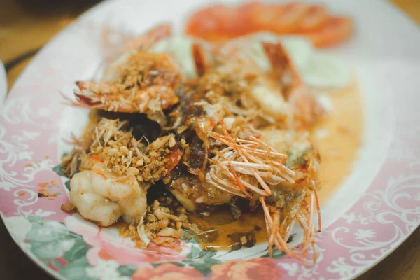 Aduk Udang Goreng Dengan Saus Asam Masakan Thailand Fokus Selektif — Stok Foto