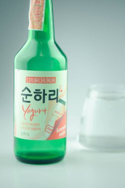 Samut Prakan, Tayland - 24 Ağustos 2020: Bir şişe Chum Churum Yoğurdu. Soju pirinç, buğday ya da arpadan yapılan geleneksel Kore içeceğidir. Birçok Kore restoranında servis edilen popüler bir alkollü içecek..