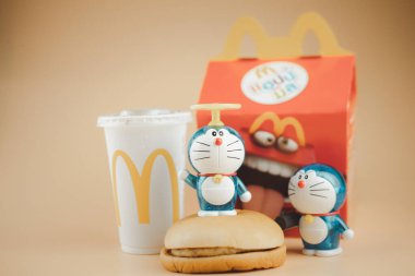 Samut Prakan, Tayland - 24 Ağustos 2020: Doraemon 'un 50. Doraemon karakteri. McDonald 's restoranından promosyon