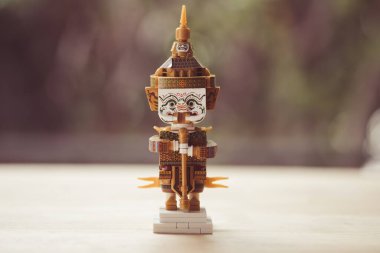 Tahta masadaki beyaz dev oyuncağı mikro bloklar. Tayland seyahat konsepti