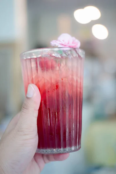 手にグラスで新鮮なアイスティーローゼル 冷たい夏の飲み物 — ストック写真