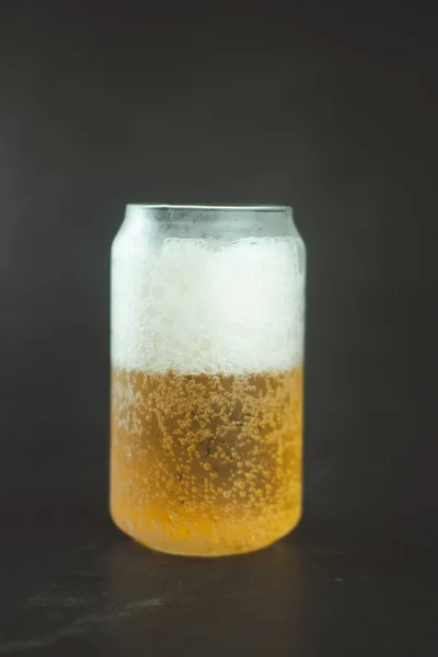 暗い背景に泡で冷たいビールを閉じます — ストック写真