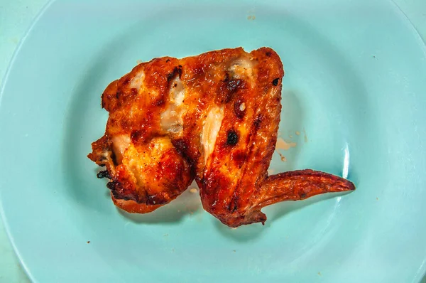 在白盘上烤着美味的鸡翅 顶部视图 — 图库照片