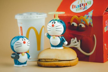 Samut Prakan, Tayland - 26 Ağustos 2020: Doraemon 'un 50. yıldönümü. Doraemon karakteri. McDonald 's restoranından promosyon