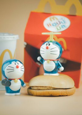 Samut Prakan, Tayland - 26 Ağustos 2020: Doraemon 'un 50. yıldönümü. Doraemon karakteri. McDonald 's restoranından promosyon