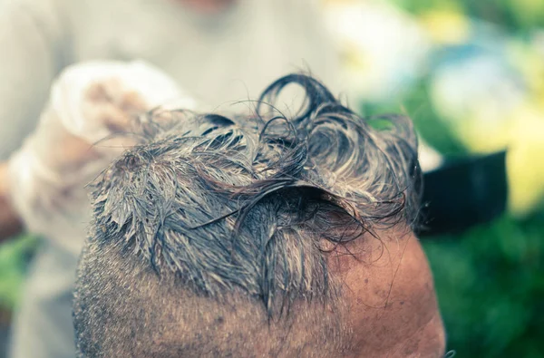 Primer Plano Del Estilista Con Tinte Para Cabello Cepillo Para —  Fotos de Stock