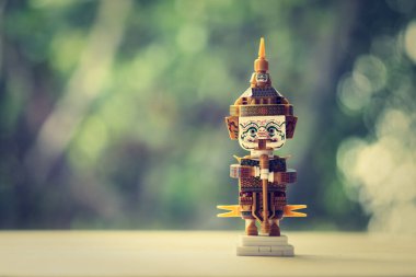 Tahta masadaki beyaz dev oyuncağı mikro bloklar. Tayland seyahat konsepti