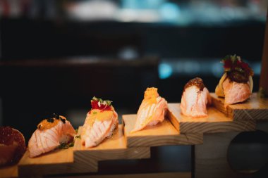 Ahşap tepside servis edilen farklı somon seti. Japon mutfağı..