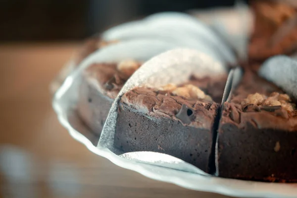 Trojúhelníkové Plátky Lahodných Čokoládových Sušenek Vitríně Selektivní Zaměření — Stock fotografie