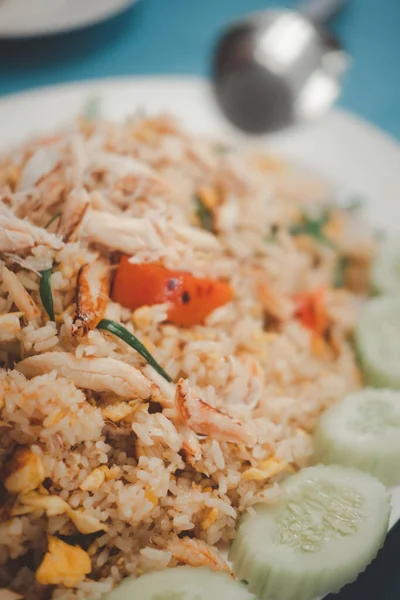 Nasi Goreng Dengan Hiasan Kepiting Dengan Mentimun Sekitar Piring Thailand — Stok Foto