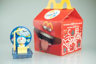 Samut Prakan, Tayland - 29 Ağustos 2020: Oyuncak plastik oyuncaklar McDonald 's Happy Eat' de satıldı. Doraemon mavi bir robot kedi (dişli girdabının karakteri! Zaman Makinesi).