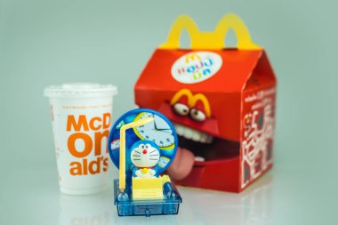Samut Prakan, Tayland - 29 Ağustos 2020: Oyuncak plastik oyuncaklar McDonald 's Happy Eat' de satıldı. Doraemon mavi bir robot kedi. Doraemon Japon çizgi filminin baş kahramanı..