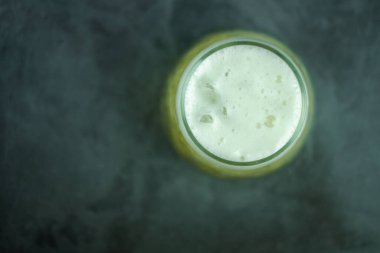 Siyah arka planda köpüklü bira bardağı. Üst görünüm.