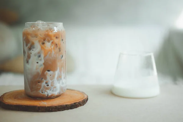 Kopi Dingin Atas Meja Kayu Dengan Susu Segar Dituangkan Dalamnya — Stok Foto