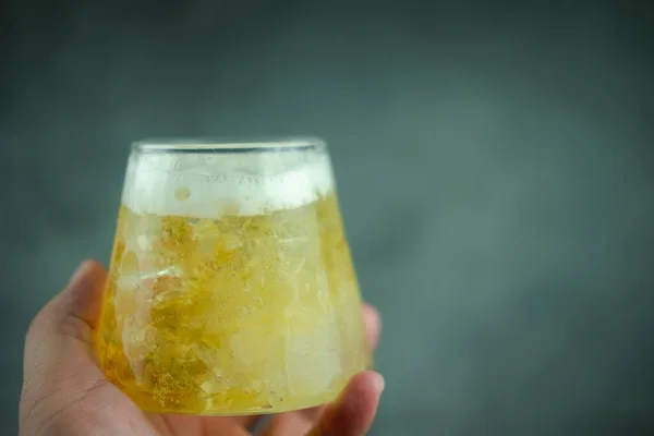 手に氷と冷たいビールのガラス — ストック写真