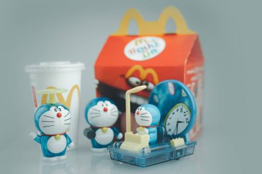 Samut Prakan, Tayland - 3 Eylül 2020: Doraemon 50. yıldönümünü kutluyor ve size McDonald 's Happy Foods' un sattığı harika oyuncakları getiriyor..