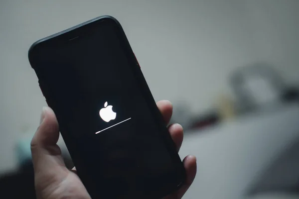 Bangkok, Tayland - 3 Eylül 2020: Elma simgesi ve durum çubuğunu ekran işletim yazılımı güncellemesinde kapat