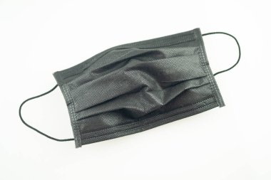 Beyaz arka planda siyah tıbbi maske. Korumacı tıbbi maske 2019-nCoV, Coronavirus koruma konsepti