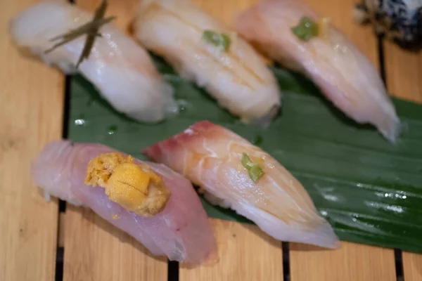 Assiette Divers Morceaux Sushi Poisson Sur Plateau Bois Dans Les — Photo