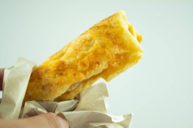 El ele tutuşup gevrek bir hamuru şekerle ve tatlı yoğunlaştırılmış sütle sarın. Tayland 'da popüler ve lezzetli sokak yemekleri