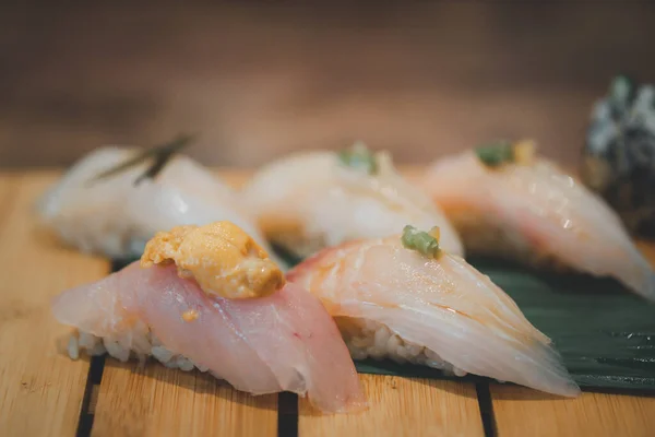 Placă Diferite Bucăți Sushi Pește Tava Lemn Din Restaurantele Japoneze — Fotografie, imagine de stoc