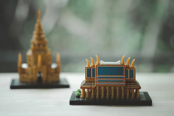 Miniatuur Plastic Blok Van Thaise Kapel Houten Tafel Gouden Pagode — Stockfoto
