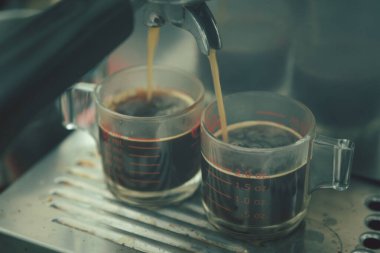Yerel bir kahve dükkanında makineden yapılan duble espresso..