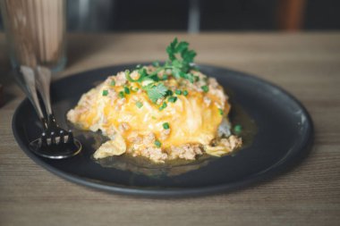 Çırpılmış yumurta kıymalı domuz eti sıcak buharda pirinç dilimlenmiş soğan ve kişniş.