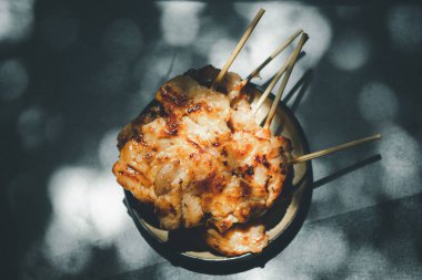 Tayland usulü ızgara domuz barbeküsü lezzetli ama sağlıksız bir sokak yemeğidir. Yerel Tayland sokak yemekleri.