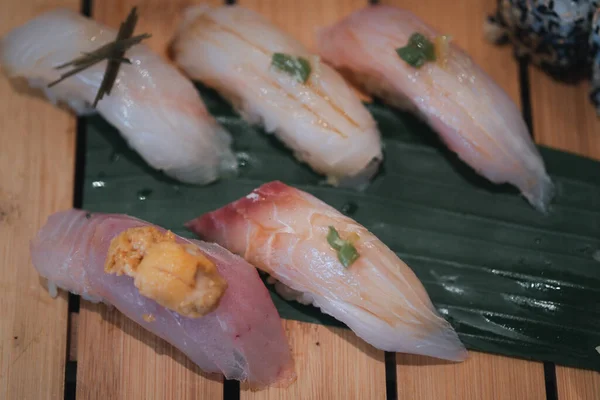 Plaat Van Diverse Stukjes Vissushi Houten Dienblad Japanse Restaurants — Stockfoto