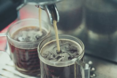 Yerel bir kahve dükkanında makineden yapılan duble espresso..