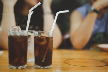 Tayland restoranlarında buzlu iki bardak meşrubat.