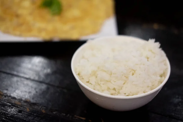 Nasi Melati Thailand Dalam Mangkuk Putih Kecil Atas Meja Kayu — Stok Foto