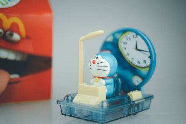 Samut Prakan, Tayland - 9 Eylül 2020: Oyuncak plastik oyuncaklar McDonald 's Happy Eat' de satıldı. Doraemon mavi bir robot kedi. Doraemon Japon çizgi filminin baş kahramanı..