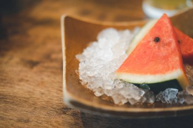 Buz üzerinde servis edilen karpuz dilimlerini kapat.