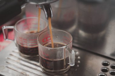 Yerel bir kahve dükkanında makineden yapılan duble espresso..