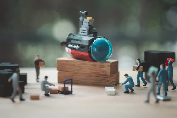 Мініатюрні Робітники Завантажують Речі Підводних Човнів Дерев Яний Стіл Природним — стокове фото