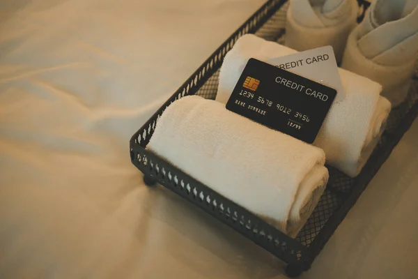 Cartão Crédito Toalha Mão Branca Cama Hotel Conceito Reserva Pagamentos — Fotografia de Stock