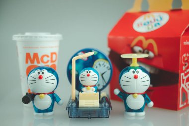 Samut Prakan, Tayland - 11 Eylül 2020: Doraemon 50 'nci yıldönümünü kutluyor ve size McDonalds' ın Mutlu Yemekleri 'nden harika oyuncaklar getiriyor..