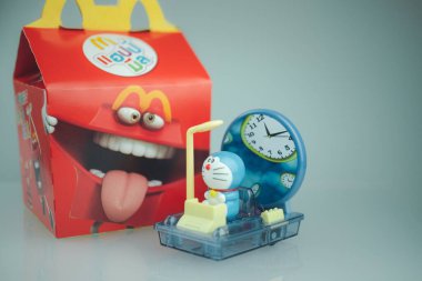 Samut Prakan, Tayland - 11 Eylül 2020: Oyuncak plastik oyuncaklar McDonald 's Happy Eat' de satıldı. Doraemon mavi bir robot kedi (dişli girdabının karakteri! Zaman Makinesi). 