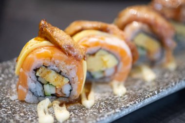 Maki somon rulosunun seçici odak noktası. Japon yemeği.