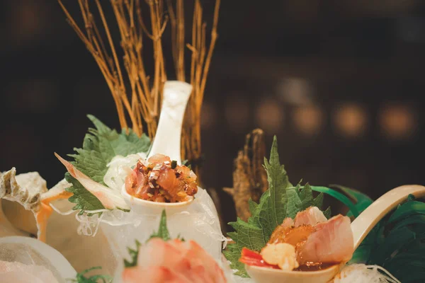 一套Omakase鱼生鱼片加冰后食用 日本料理风格 — 图库照片