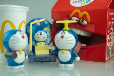 Samut Prakan, Tayland - 14 Eylül 2020: Doraemon 50. yıldönümünü kutluyor ve size McDonald 's Happy Food' un sattığı harika oyuncakları getiriyor.