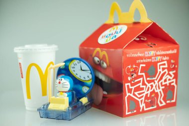 Samut Prakan, Tayland - 14 Eylül 2020: Oyuncak plastik oyuncaklar McDonald 's Happy Eat' de satıldı. Doraemon mavi bir robot kedi (dişli girdabının karakteri! Zaman Makinesi). 