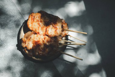 Tayland usulü ızgara domuz barbeküsü lezzetli ama sağlıksız bir sokak yemeğidir. Yerel Tayland sokak yemekleri.