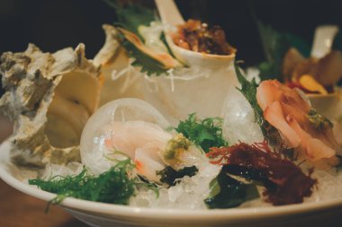 Birinci sınıf Japon saşimi mi yoksa buzlu çiğ balık mı? Japon yemeği. Suşi promosyon paketinde ayarlandı