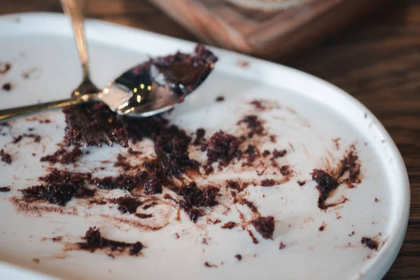 Assiette Sale Blanche Vide Avec Des Miettes Gâteau Chocolat Après — Photo