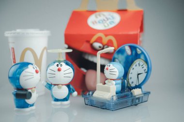 Bangkok, Tayland - 21 Eylül 2020 Doraemon yıldönümünü kutluyor ve size McDonalds 'ın Mutlu Yemekleri' nden harika oyuncaklar getiriyor..