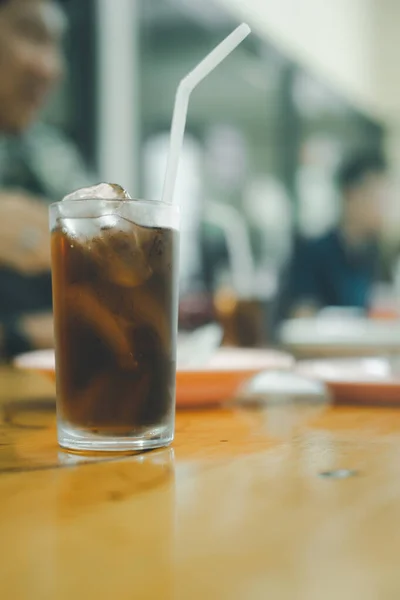 Tutup Minuman Ringan Dalam Gelas Dengan Atas Meja Restoran Lokal — Stok Foto