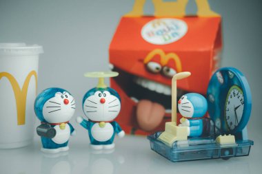 Samut Prakan, Tayland - 23 Ağustos 2020: Doraemon yıldönümünü kutluyor ve size McDonald 's Happy Food' un sattığı harika oyuncakları getiriyor.